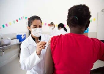 Aplicação da vacina bivalente contempla público maior de 18 anos nesta sexta (28) em Araxá; confira outros públicos