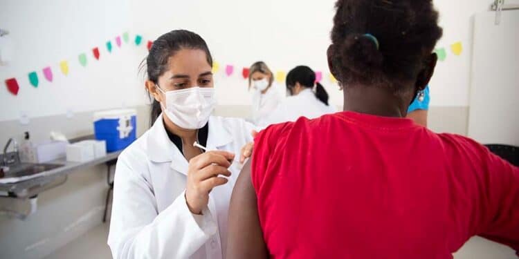 Saúde convoca população de 12 a 17 anos para vacina monovalente contra a Covid-19 nesta quarta (26); confira outros públicos