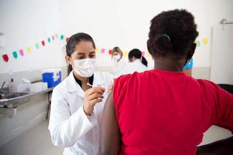 Saúde convoca população de 12 a 17 anos para vacina monovalente contra a Covid-19 nesta quarta (26); confira outros públicos