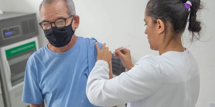 Aplicação da vacina bivalente contempla público maior de 18 anos nesta terça (2) em Araxá; confira outros públicos