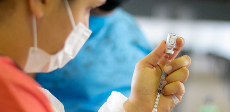 Aplicação da vacina bivalente contempla profissionais da saúde nesta quarta (5) em Araxá; confira outros públicos