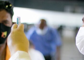 Aplicação da vacina bivalente contempla profissionais da saúde nesta segunda (10) em Araxá; confira outros públicos