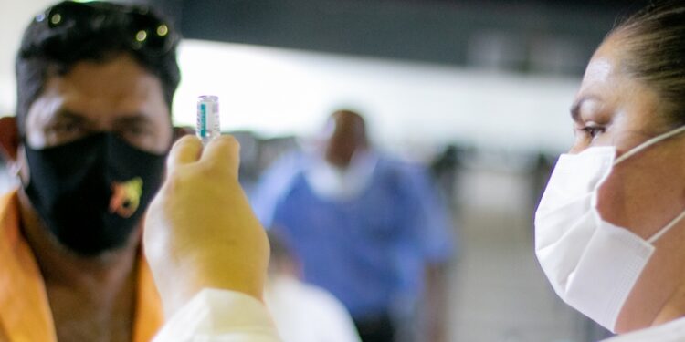 Aplicação da vacina bivalente contempla profissionais da saúde nesta segunda (10) em Araxá; confira outros públicos