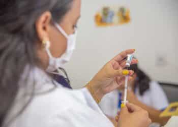 Saúde convoca população de 18 a 59 anos para vacina monovalente contra a Covid-19 nesta terça (11); confira outros públicos