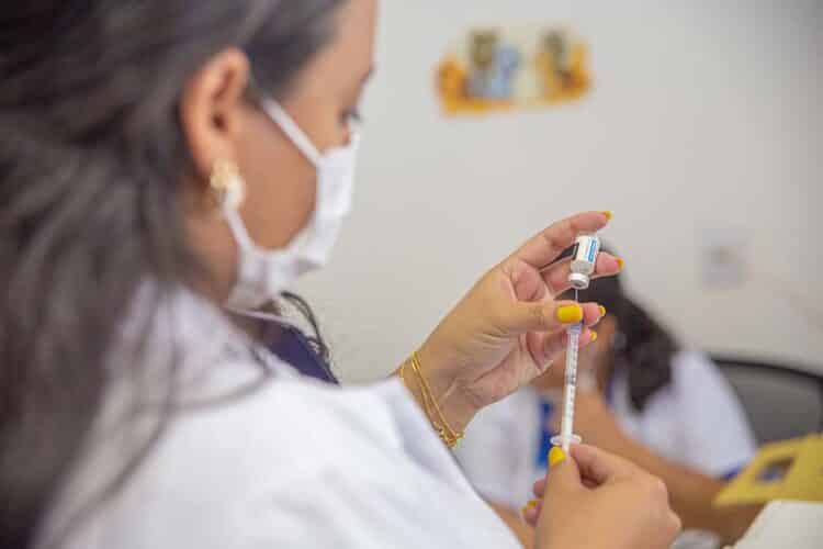 Saúde convoca população de 18 a 59 anos para vacina monovalente contra a Covid-19 nesta terça (11); confira outros públicos