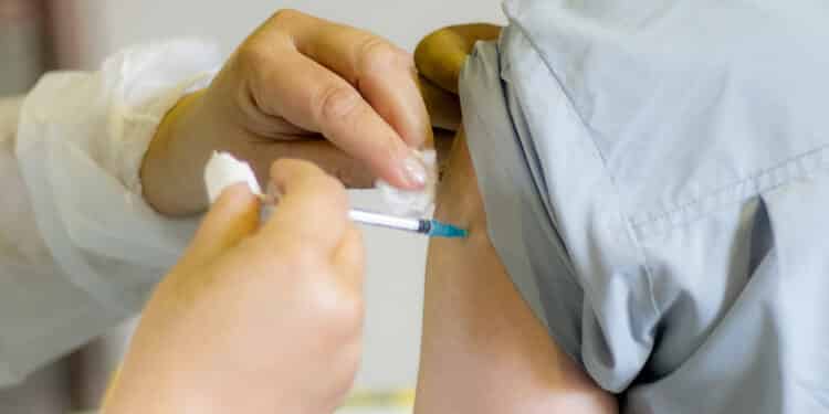 Aplicação da vacina bivalente contempla profissionais da saúde nesta terça (11) em Araxá; confira outros públicos