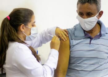 Saúde convoca população de 12 a 17 anos para vacina monovalente contra a Covid-19 nesta quinta (27); confira outros públicos