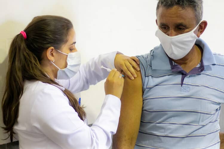 Saúde convoca população de 12 a 17 anos para vacina monovalente contra a Covid-19 nesta quinta (27); confira outros públicos