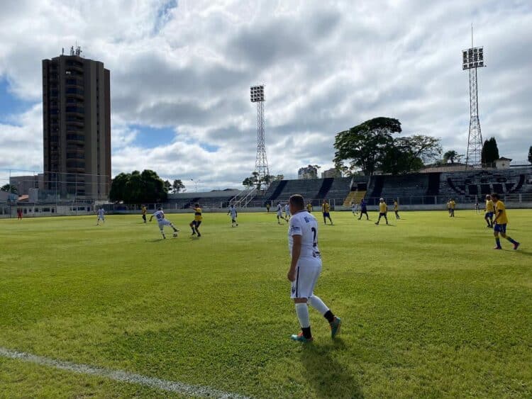 Futebol Beneficente arrecada alimentos para a Ampara