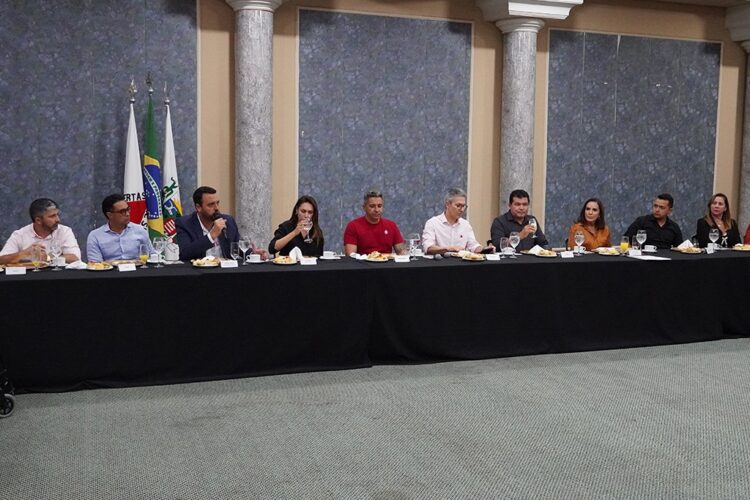 Prefeito se reúne com governador e lideranças da região