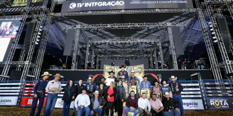 Alex Pinati é o grande campeão do rodeio do Araxá Rodeio Show