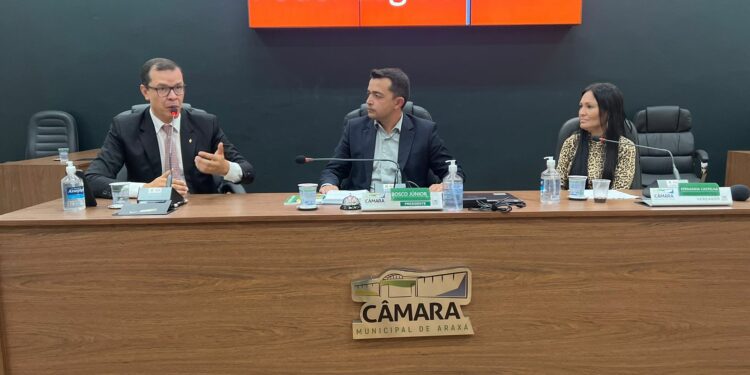 Dr. Renato de Alcino ministra palestra sobre compliance, integridade e moralidade na administração pública municipal