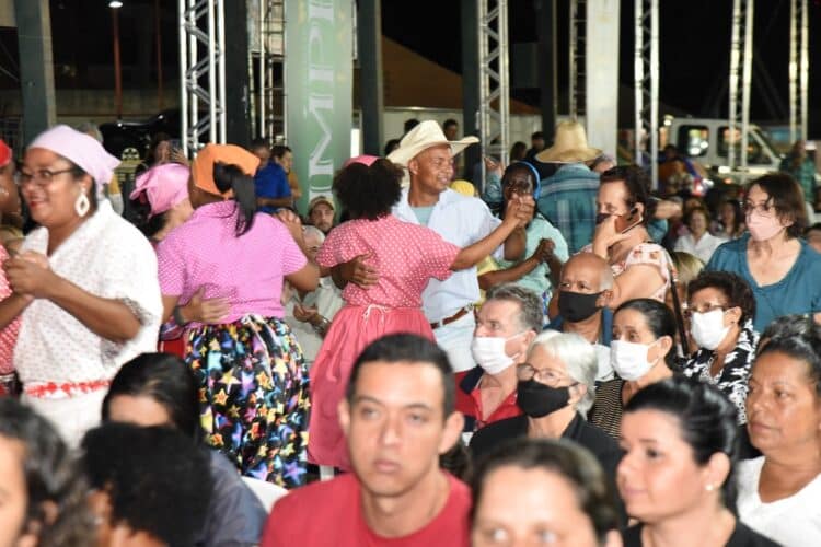 Araxá Rodeio Show começa nesta terça (18) com missa sertaneja