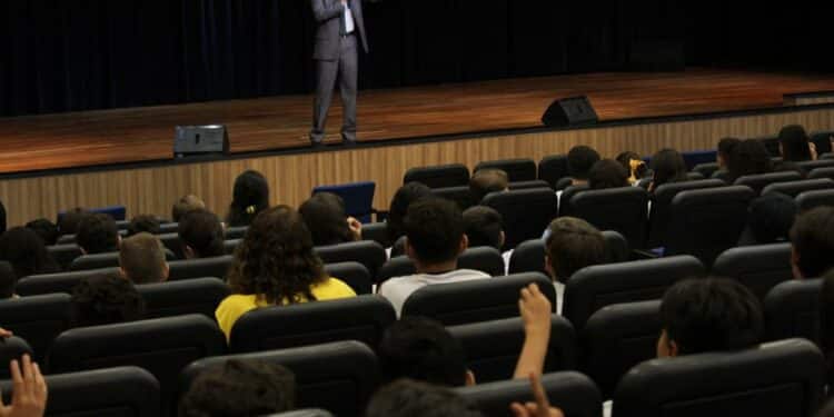 Colégio São Domingos amplia debate sobre bullying e cyberbullying envolvendo pais, alunos e professores na discussão