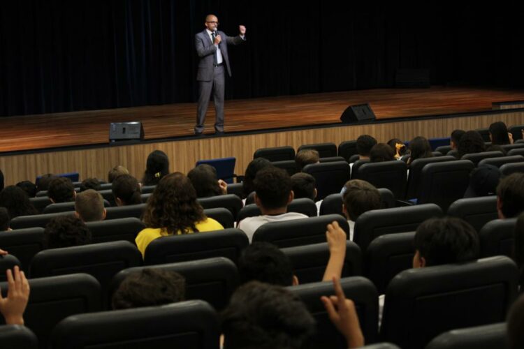 Colégio São Domingos amplia debate sobre bullying e cyberbullying envolvendo pais, alunos e professores na discussão