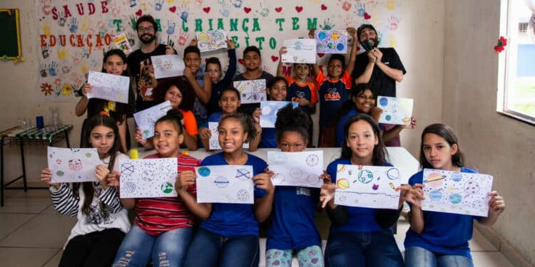 Crianças e adolescentes recebem aulas gratuitas de animação e desenho em Uberlândia-MG