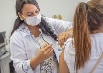 Saúde convoca população de 12 a 59 anos para vacina monovalente contra a Covid-19 nesta terça (18); confira outros públicos