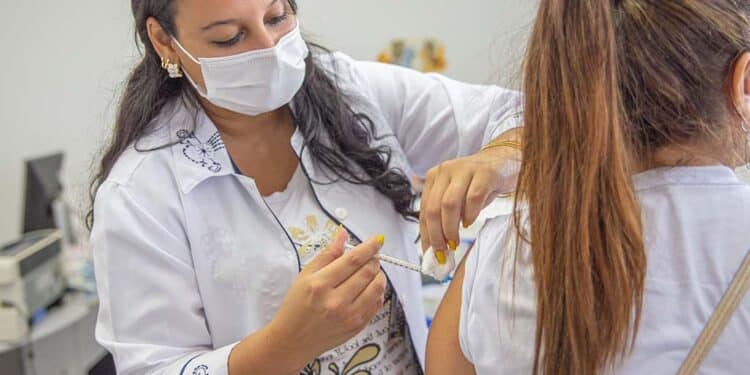 Aplicação da vacina bivalente contempla profissionais da saúde nesta quarta (12) em Araxá; confira outros públicos