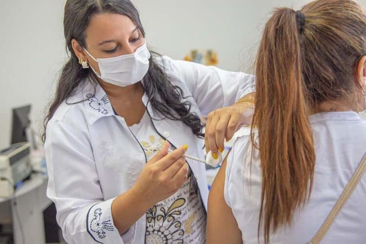 Aplicação da vacina bivalente contempla profissionais da saúde nesta quarta (12) em Araxá; confira outros públicos