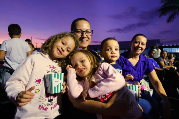 O Pátio da Fundação Cultural Calmon Barreto (FCCB) recebeu mais uma edição do projeto itinerante ‘Cine Família na Praça’, nesta quinta-feira (11).