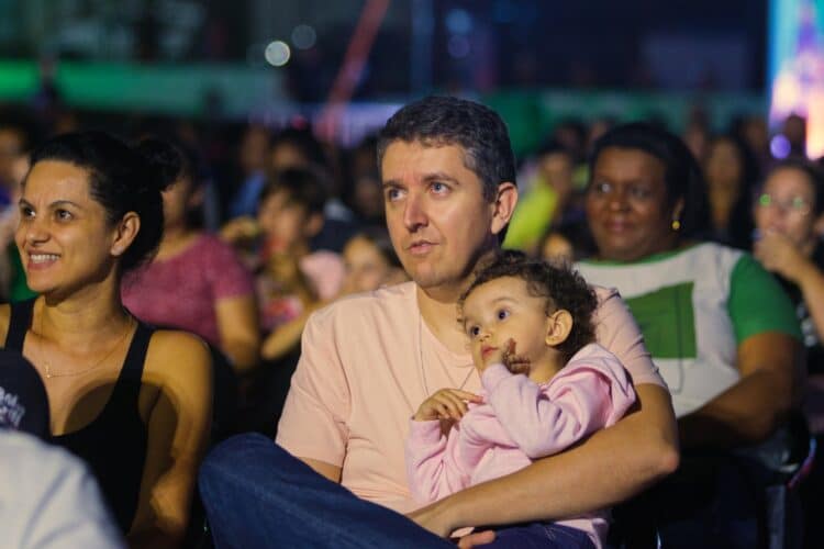 O Pátio da Fundação Cultural Calmon Barreto (FCCB) recebeu mais uma edição do projeto itinerante ‘Cine Família na Praça’, nesta quinta-feira (11).