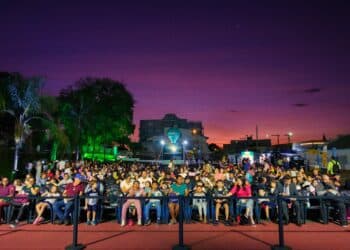 O Pátio da Fundação Cultural Calmon Barreto (FCCB) recebeu mais uma edição do projeto itinerante ‘Cine Família na Praça’, nesta quinta-feira (11).