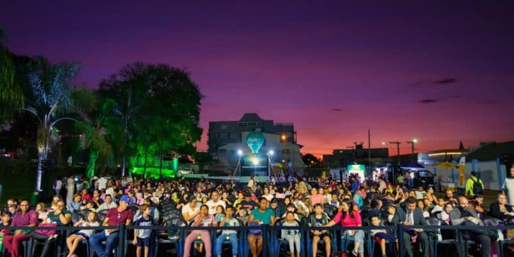 O Pátio da Fundação Cultural Calmon Barreto (FCCB) recebeu mais uma edição do projeto itinerante ‘Cine Família na Praça’, nesta quinta-feira (11).
