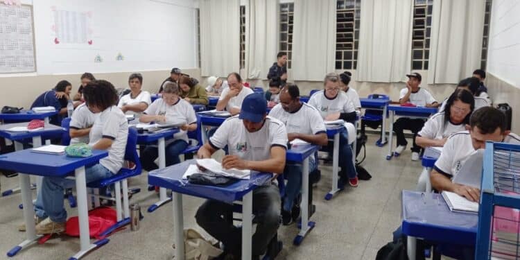 Mais de 700 alunos são atendidos pela Educação de Jovens e Adultos em Araxá