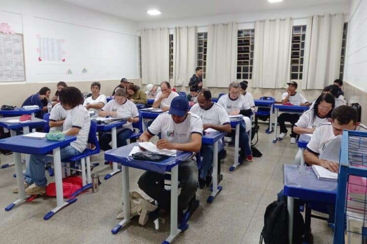 Mais de 700 alunos são atendidos pela Educação de Jovens e Adultos em Araxá