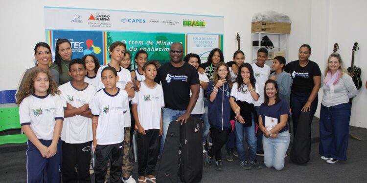 Projeto Encantos contempla 160 alunos de Araxá com o ensino gratuito sobre música