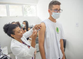 Aplicação da vacina bivalente contempla público maior de 18 anos nesta quarta (3) em Araxá; confira outros públicos