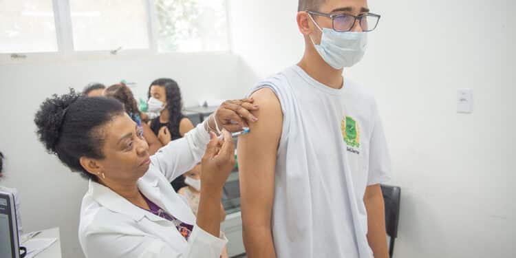 Aplicação da vacina bivalente contempla público maior de 18 anos nesta quarta (3) em Araxá; confira outros públicos