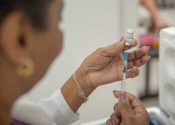 Aplicação da vacina bivalente contempla público maior de 18 anos nesta segunda (8) em Araxá; confira outros públicos