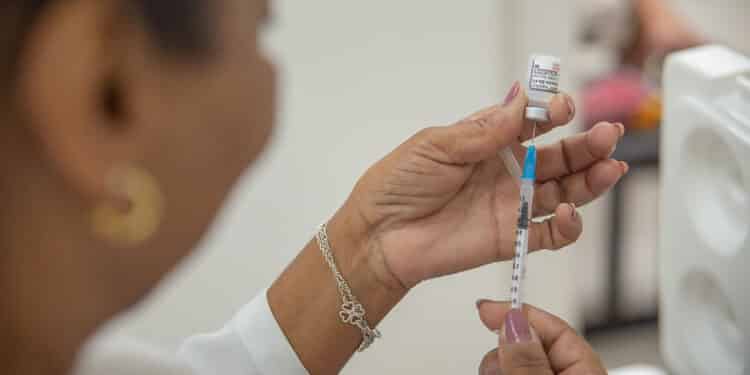 Aplicação da vacina bivalente contempla público maior de 18 anos nesta segunda (8) em Araxá; confira outros públicos