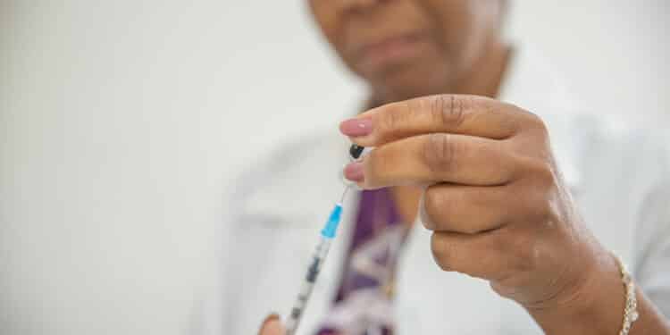 Aplicação da vacina bivalente contempla público maior de 18 anos nesta quinta (4) em Araxá; confira outros públicos