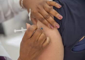 Aplicação da vacina bivalente contempla público maior de 18 anos nesta sexta (5) em Araxá; confira outros públicos