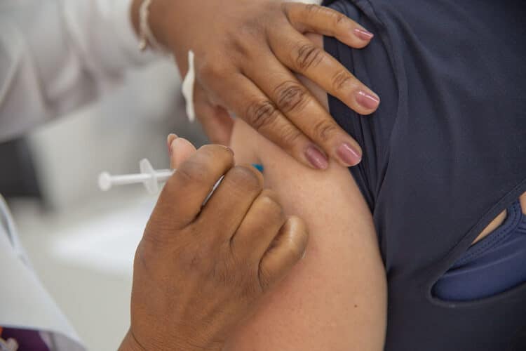 Aplicação da vacina bivalente contempla público maior de 18 anos nesta sexta (5) em Araxá; confira outros públicos