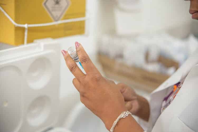 Saúde convoca população de 12 a 17 anos para vacina monovalente contra a Covid-19 nesta segunda (8); confira outros públicos