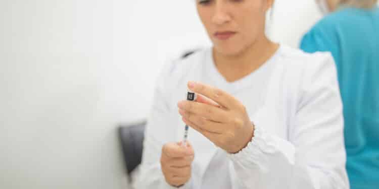 Saúde convoca população de 12 a 17 anos para vacina monovalente contra a Covid-19 nesta quarta (10); confira outros públicos