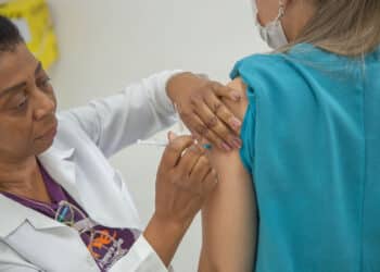 Aplicação da vacina bivalente contempla público maior de 18 anos nesta quarta (10) em Araxá; confira outros públicos