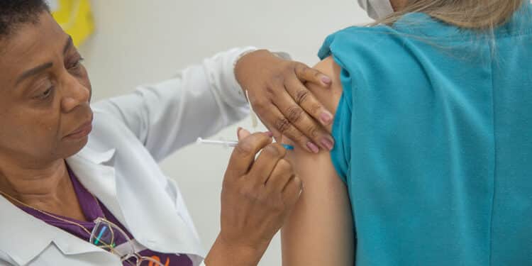 Aplicação da vacina bivalente contempla público maior de 18 anos nesta quarta (10) em Araxá; confira outros públicos