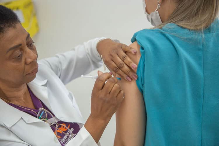 Aplicação da vacina bivalente contempla público maior de 18 anos nesta quarta (10) em Araxá; confira outros públicos