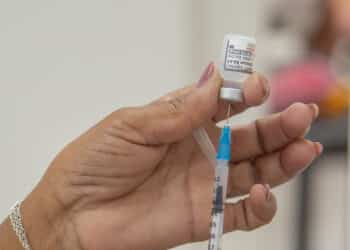 Aplicação da vacina bivalente contempla público maior de 18 anos nesta quinta (11) em Araxá; confira outros públicos