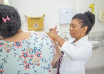 Aplicação da vacina bivalente contempla público maior de 18 anos nesta sexta (12) em Araxá; confira outros públicos