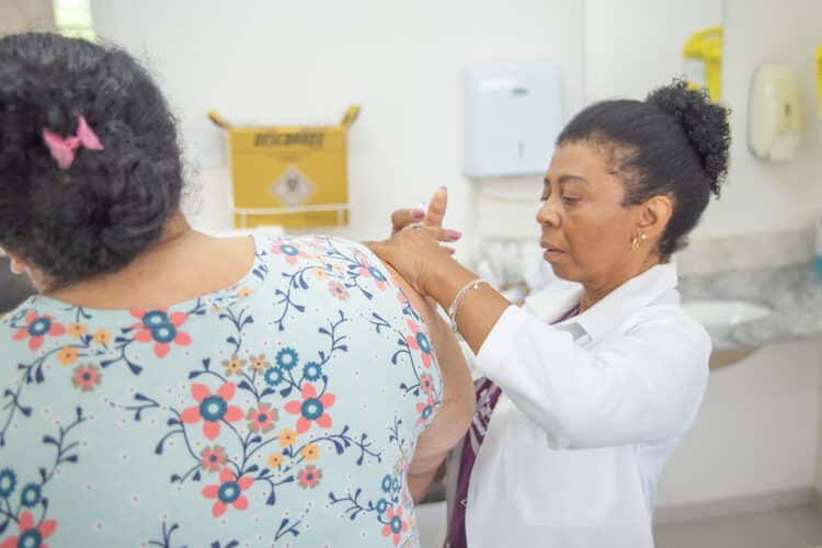 Aplicação da vacina bivalente contempla público maior de 18 anos nesta sexta (12) em Araxá; confira outros públicos