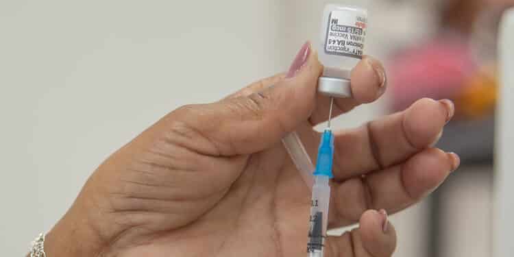 Aplicação da vacina bivalente contempla público maior de 18 anos nesta segunda (15) em Araxá; confira outros públicos