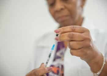 Aplicação da vacina bivalente contempla público maior de 18 anos nesta quinta (18) em Araxá; confira outros públicos