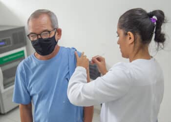 Aplicação da vacina bivalente contempla público maior de 18 anos nesta segunda (22) em Araxá; confira outros públicos