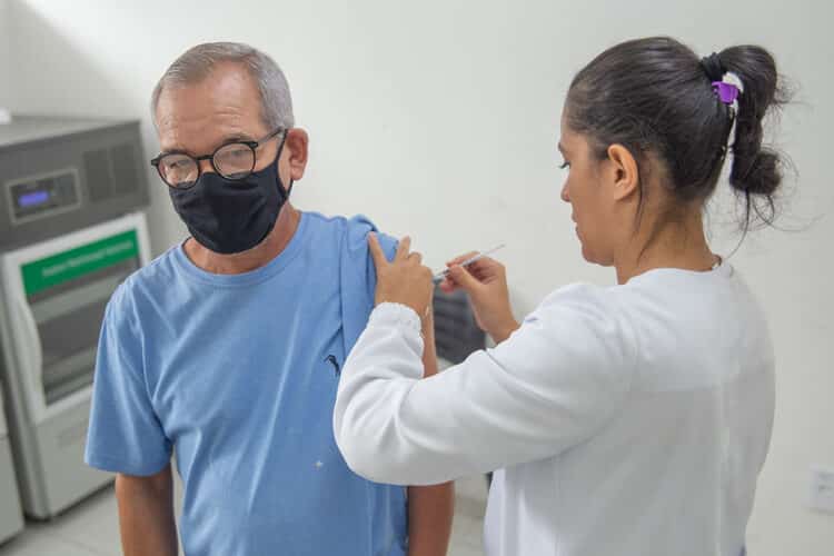 Aplicação da vacina bivalente contempla público maior de 18 anos nesta segunda (22) em Araxá; confira outros públicos