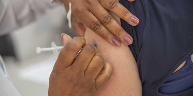 Saúde convoca público infantil para vacina monovalente contra a Covid-19 nesta terça (23); confira outros públicos